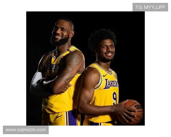 詹姆斯与布朗尼同台倒计时布朗尼正式宣布参加NBA选秀